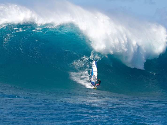 „Du hast immer die Rettung vor Augen“: Michi Schweiger über die Superwelle Jaws.