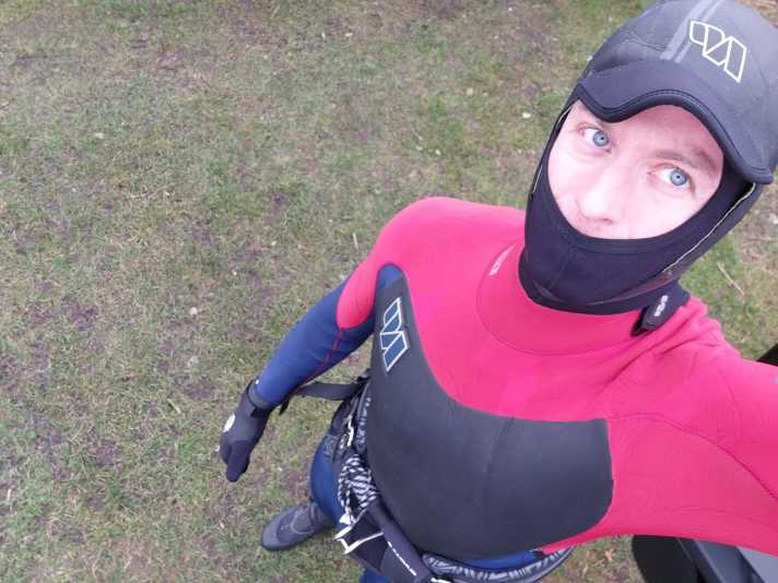 Dicker Neo, Unterzieher mit Haube, Handschuhe und Schuhe - reichlich Neopren ist beim Windsurfen im Winter obligatorisch