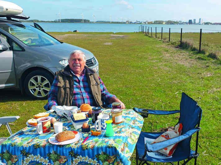 Auf der Surferwiese am Wulfener Hals auf Fehmarn kriecht Euro auch heute noch nachts zum Schlafen in seinen Kombi.