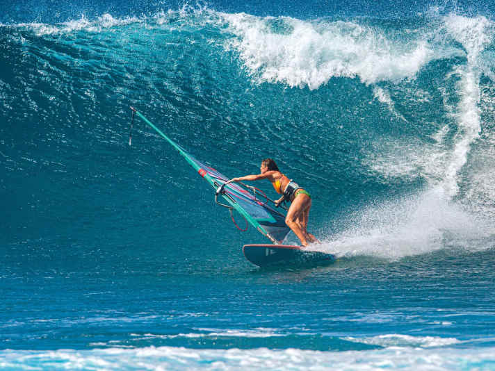 Keine Angst vor viel Wasser: Shawna beim Bottom Turn in Hookipa. „Du musst ihn fahren wie eine gecarvte Halse!“