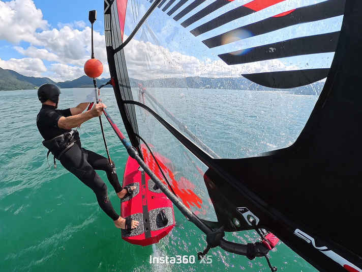 Surfing with a buoy in your hand is almost more relaxed on a foil than on a fin because you don't have to hold on so tightly.
