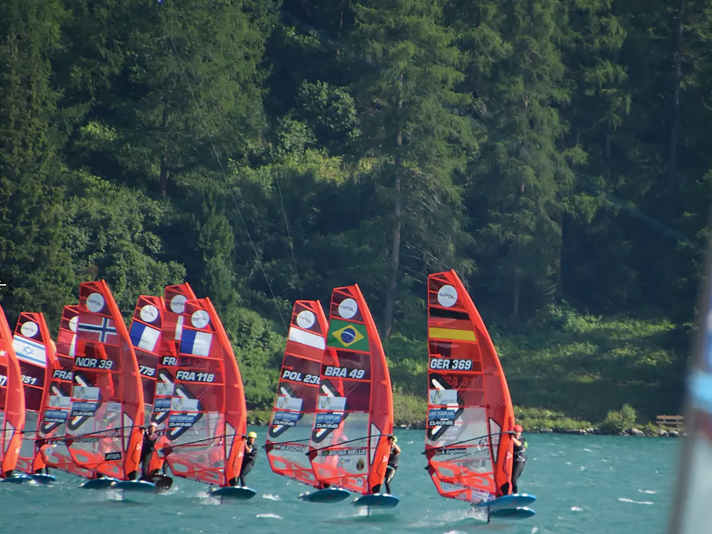 Turbo-Karriere: Windsurfing-Einstieg im Herbst 2020, erste WM-Teilnahme im August 2021. Segelnummer 369 ist schon ganz gut dabei.