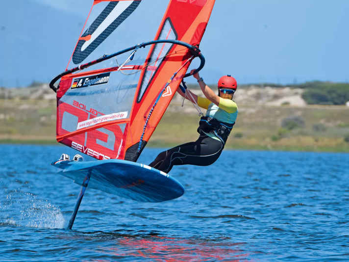 On the iQFOiL board at home as on two boards when skiing.