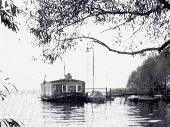 Die „Blankenburg“, ein ausgedientes Restaurantschiff, wurde zum ersten Clubheim und sofort in WINDANNA umgetauft.