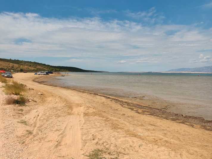Bei thermischem Wind von etwa 
15 Knoten und 
dem seichten 
Sandstrand 
kommen auch 
Ein- und Aufsteiger 
in Ljubac schnell aufs Brett.