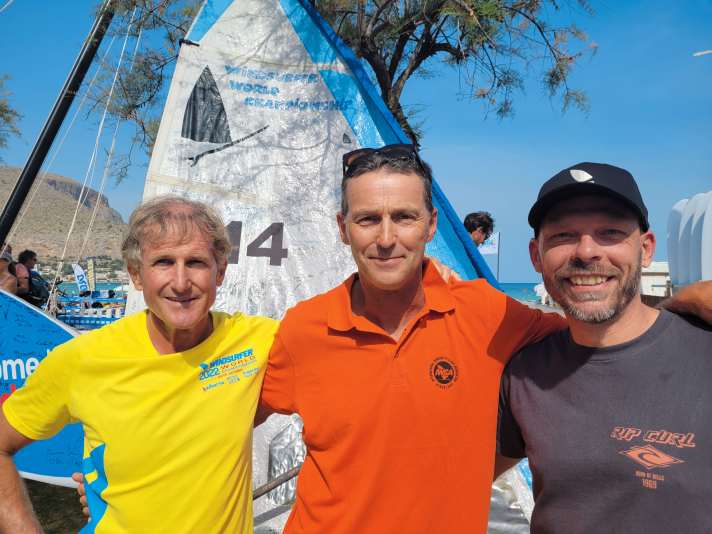 Frank Spöttel (links) und Christoph Sieber nehmen Weltmeister Stephan van den Berg in ihre Mitte (rechts).