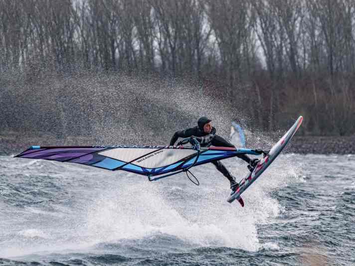 Freestyle on the Geiseltalsee. Although the group also enjoys surfing waves, they are constantly working on new freestyle manoeuvres at home.