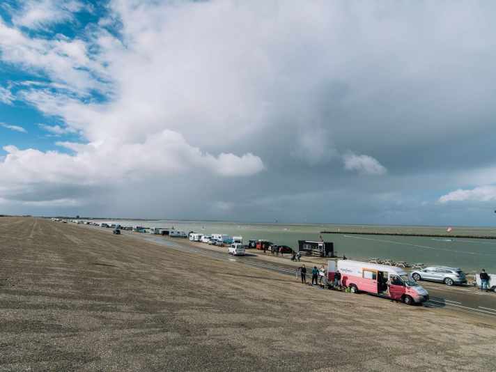 Wohnmobile schmücken im Sommer den Damm auf der Nordseeseite.