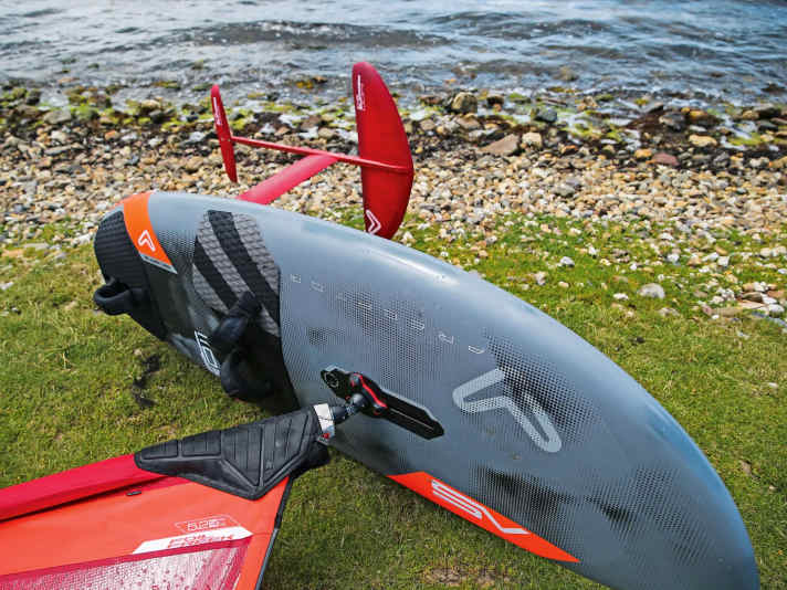 Foilboard with centre loop at the back and low aspect cruiser foil