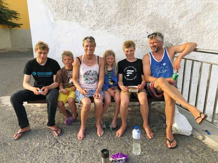 Passion to the power of six: Hannes, Anton, Jule, Trine, Peter and Lars Gobisch (from left) are often all about windsurfing.