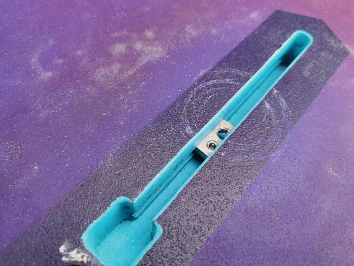 Im ersten Schritt wird ein Nutstein in die Mastschiene eingesetzt und mittels eines kleinen Inbus-Stifts an Ort und Stelle fixiert.