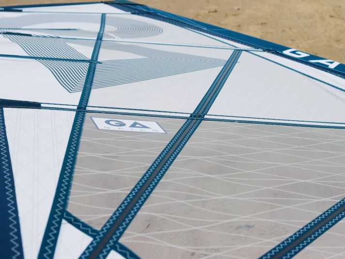 The handling characteristics of the IQ are already apparent on land: The battens hardly touch the mast at all and the profile is extremely flat.
