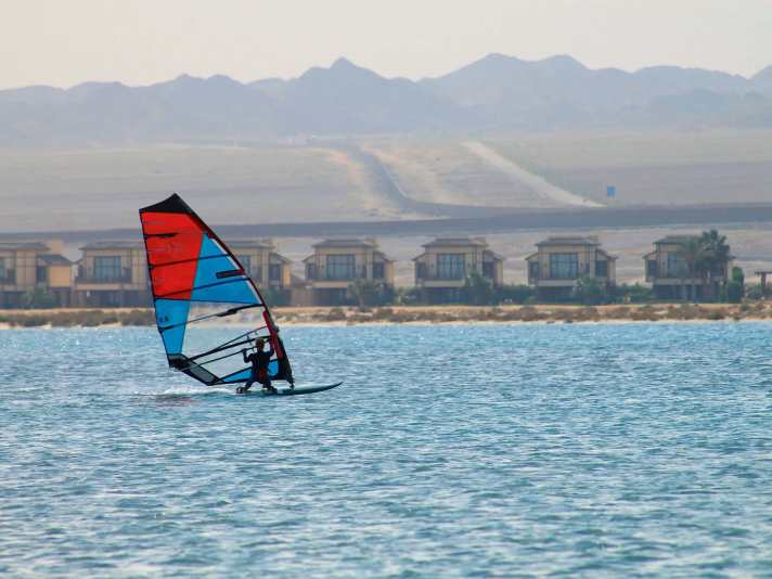 Entspanntes Windsurfen in Lahamii Bay