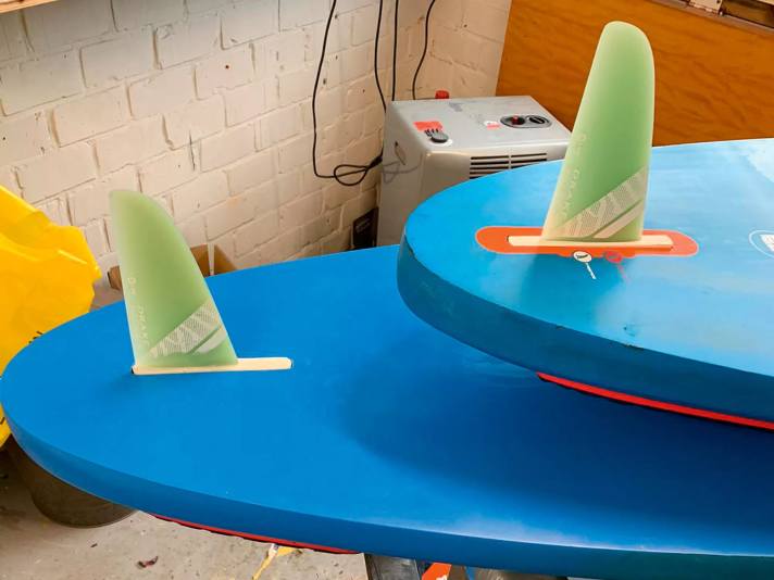 If the box for foiling is installed further forward in a freestyle board (lower board),
the fin must compensate for the offset. You can find fins at <a href="https://lagoa-fins.ch" rel="noopener noreferrer">request at Lagoa Fins-></a>