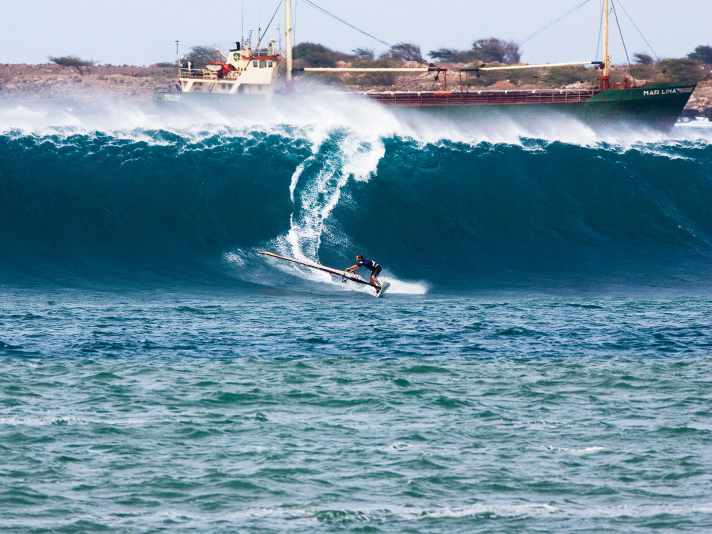 Alibaba ist ein legendärer Wave-Spot auf der Insel Sal – nur Profis wie Josh greifen dort so an.