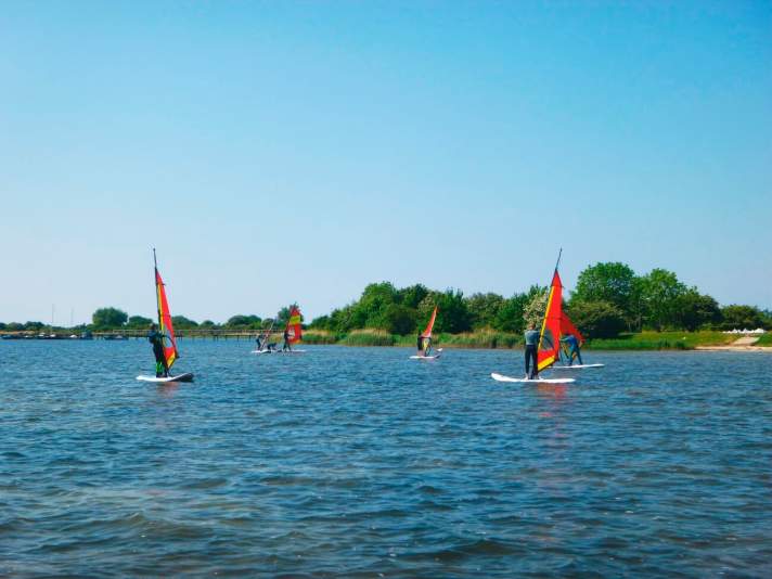 Der flache Wieker Bodden ist für Aufsteiger ideal, eine professionelle Surfschule gibt's ebenfalls.