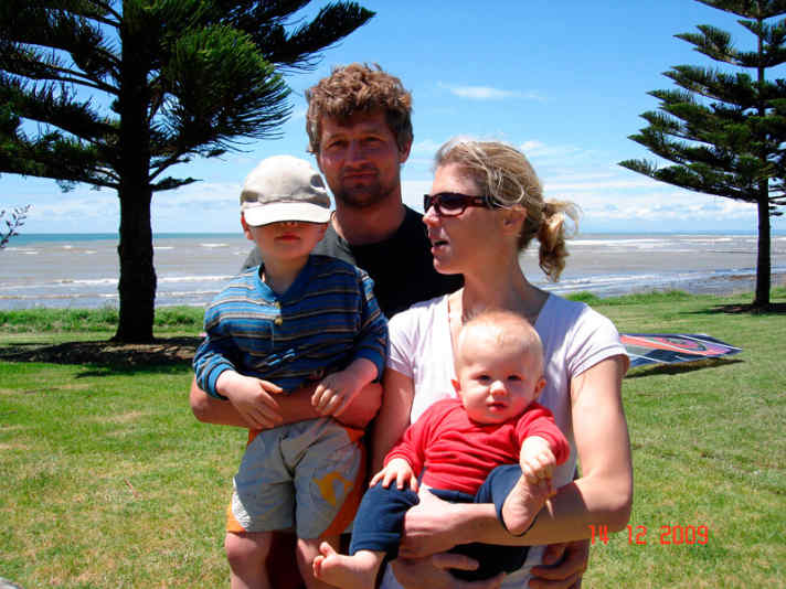 „Wir wechseln uns am Strand mit Windsurfen und Kinderbetreuung ab. Wenn Jule Windsurfen ist, passe ich auf die Kinder auf und andersherum. Wir haben ein Mobil, wo wir easy mit der ganzen Familie reisen können“
