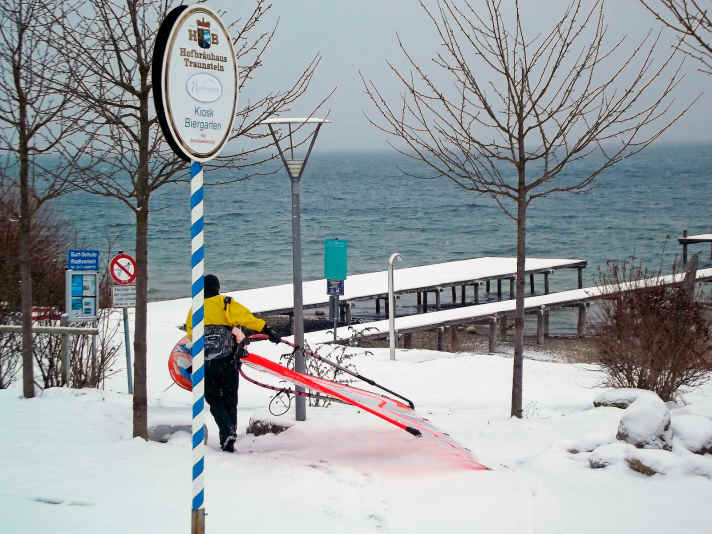 Windsurf-Therapie - Wolfgang Strasser ist auch im Winter aktiv auf dem Wasser.
