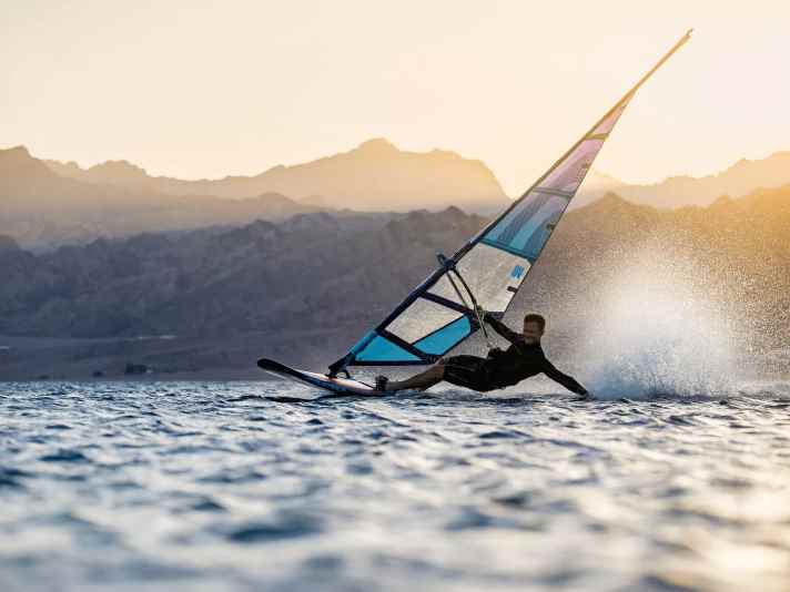 Die nahen Bergketten auf dem Sinai und die untergehenden Sonne schaffen in Dahab einzigartige Stimmungen – und es gibt  perfekte Surfstationen.