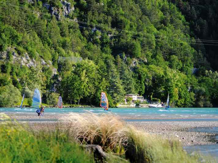 Fünf Windsurfer auf einem Bild am Lago di Cavazzo – das gleicht schon einer  Rushhour an diesem idyllischen See.