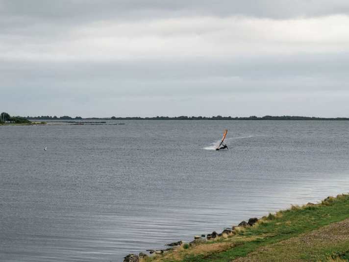 The Grevelingen sea can be pretty dull at times - but it offers absolute cream conditions for shallow water fans behind the numerous piers and dams. Here Marco is cruising at the "De Punt" spot.
