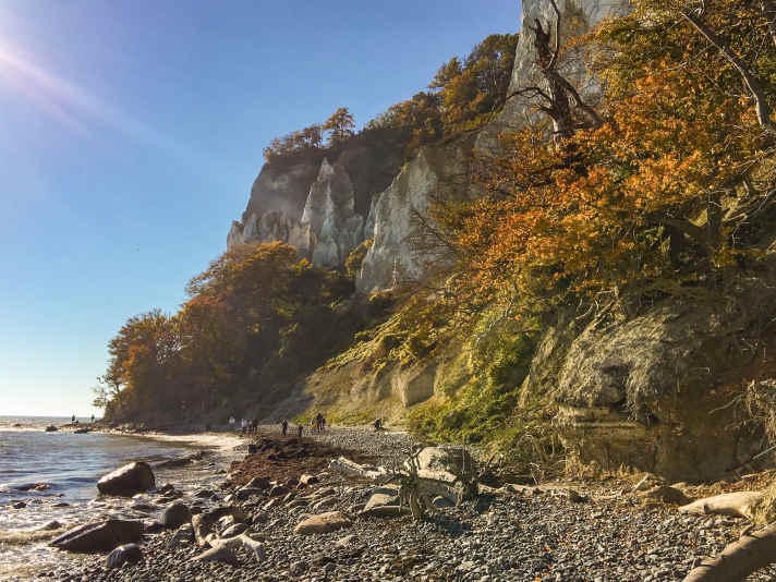 Eine Wanderung entlang der 130 Meter hohen Kreidefelsen Møns Klint ist zu jeder Jahreszeit ein Erlebnis. Auch mit dem SUP kann man die Klippen umrunden.