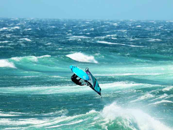 Aufgewachsen in Kiel, Vater Lars einer der besten Wavesurfer seiner Zeit und der Rest der Familie windsurfverrückt – was soll da aus Peter nur werden?