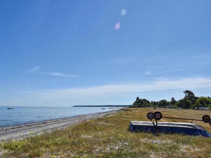 Die lange Bucht von Ulvshale bietet mehrere Einstiegsmöglichkeiten und auch einen großen Dünen-Campingplatz vor Ort.
