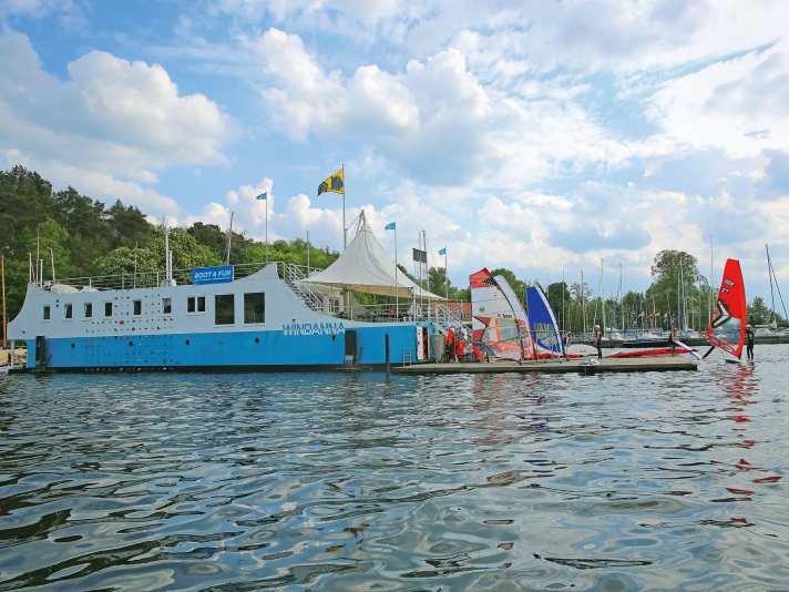 Today's WINDANNA, including pontoon and jetty (right), was built by a shipyard in Hamburg according to the plans of the club members and moored at the berth.
