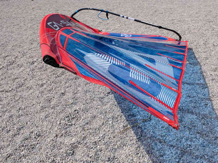 The racing sail has a lot of belly under the boom, above it becomes flat very quickly and it twists the most in the top, the sail "opens wide".