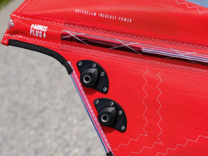 The special clew fitting on the racing sail requires a suitable clew for correct threading.