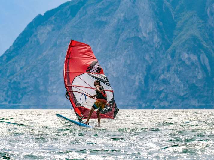 On some sails, such as the Severne Gator shown here, the RDM mast improves manoeuvring handling.