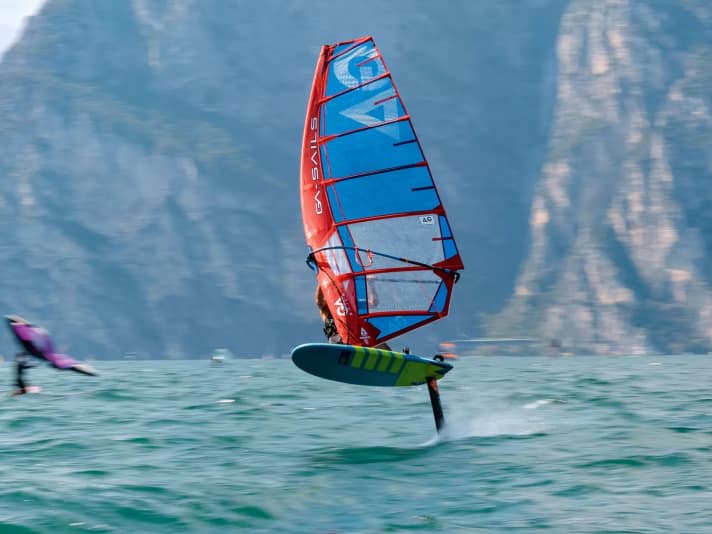 The Phantom Air is the adapted version of the classic Phantom freerace sail, made for full-throttle foiling - here at the limit with a crisp ora. Suitable foils are a 1000 front wing down to 600. The Phantom Air 6.7 costs 1199 euros.