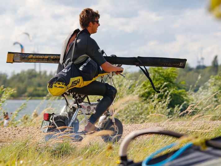Alternatives Transportmittel für den Weg ans Wasser bei geschlossener Schranke.