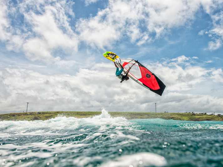 Josh fliegt gerne hoch hinaus.