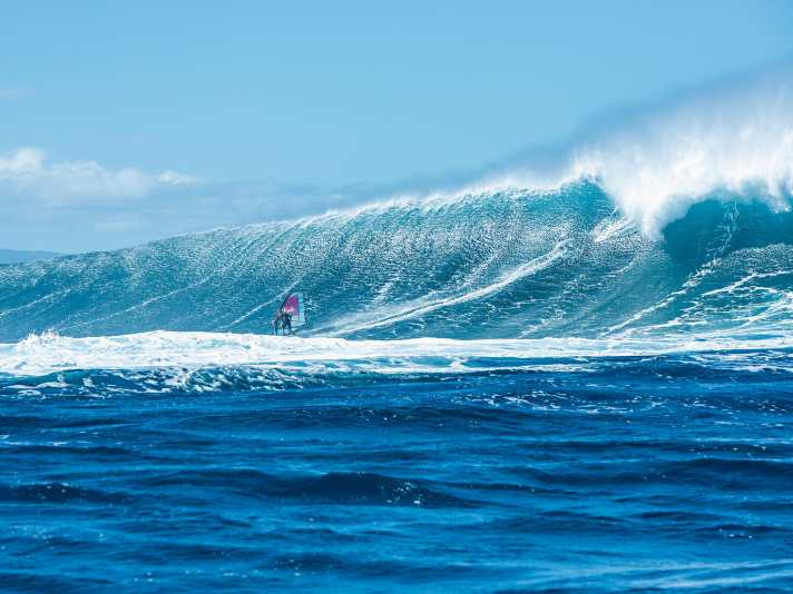 Very rare perspective on the wave of Jaws. This is the only way to show the true dimensions.