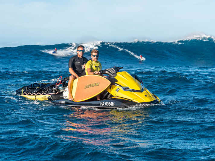 Windsurfing in Jaws is a team sport. You can't get out on the wave without a jet ski. Robby Swift and Ricardo Campello form a well-rehearsed duo.