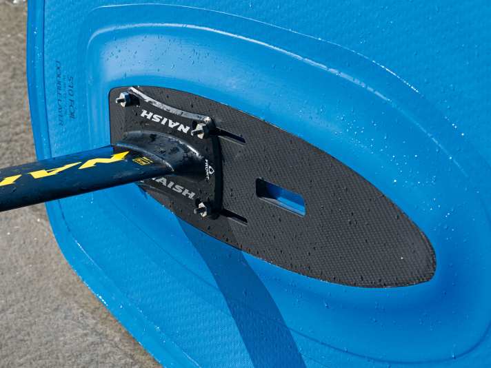 A carbon plate ensures that the foil sits firmly.