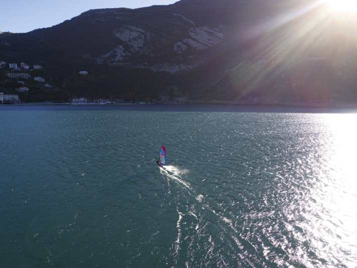 surf-Testchef und Fotograf Stephan Gölnitz nutzt Drohnen für Videos, aber vor allem auch für außergewöhnliche Fotos beim Test wie hier am Gardasee.