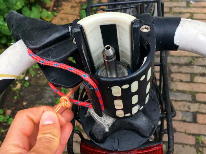 Mast base screwed to the luggage carrier, fork hooked in - the clutch is ready