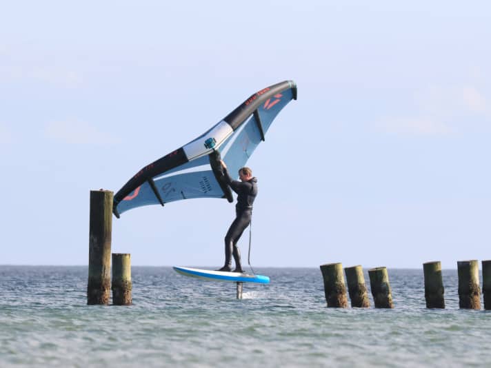 The profile is powerful and extends to the intermediate struts