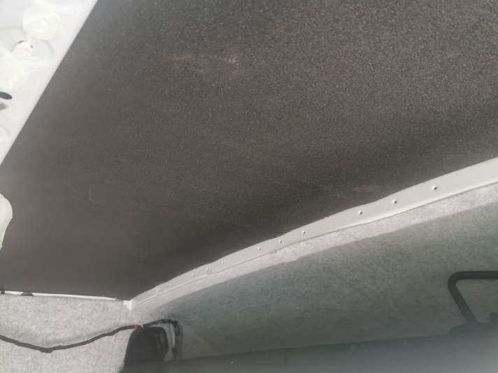 It often gets scorching hot under the roof in summer. Self-adhesive insulation is sometimes unsuitable because it is often only heat-resistant up to 80 degrees