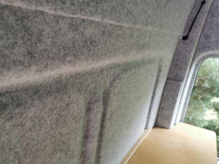 Felt with a lot of stretch is best suited for the interior panelling. This can be pressed neatly into the recesses