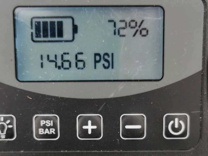 Battery status and current pressure are easy to read on the large display