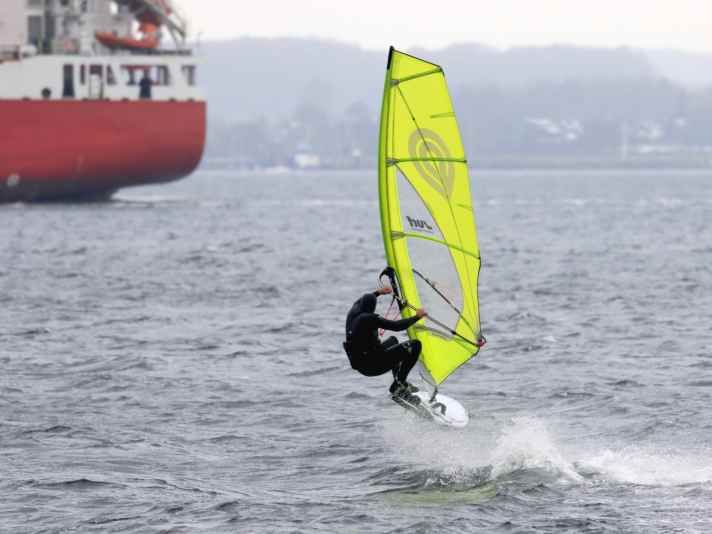 Auch kleine Jumps sind mit dem Naish Stratos problemlos drin