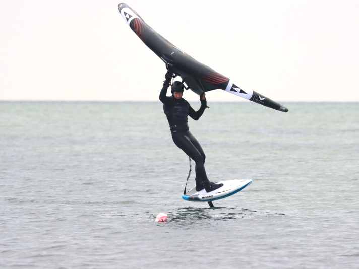 Kein ganz einfaches Unterfangen - Manöver auf einem schmalen Downwind-Board