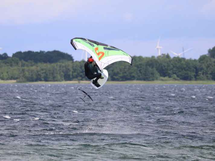 We were able to test the Slingwing V5 in the Baltic Sea wave, but also in shallow water conditions