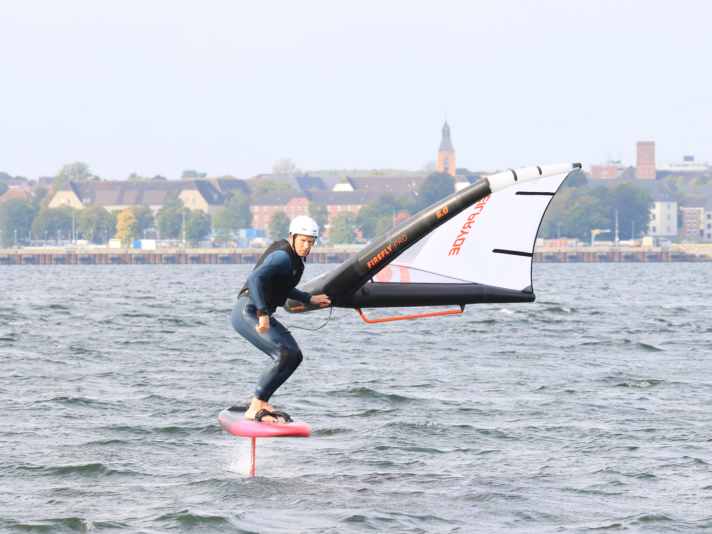 Der weit abstehende Boom lässt sich vor allem beim Liften des Wings und in Manövern sehr intuitiv greifen