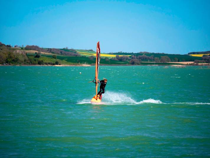After around an hour and a half's drive from Leucate towards Toulouse, you reach the Lac de la Ganguise with its beautiful water colours.