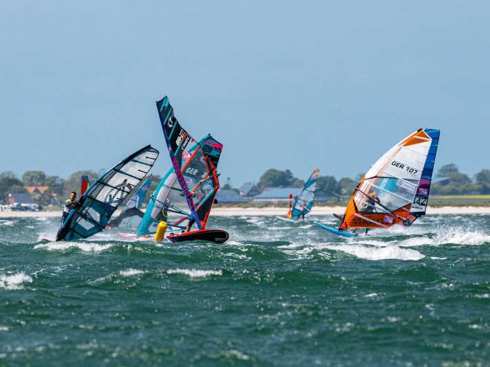 Everyone can decide for themselves whether to screw a foil or fin under the board - there are separate classifications.